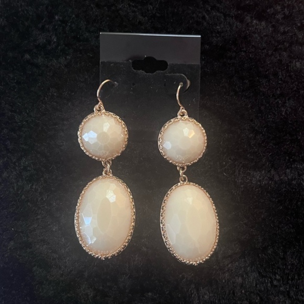 Beautiful Vintage Style Teardrop Fashion Costume Earrings (Cream & Gold)